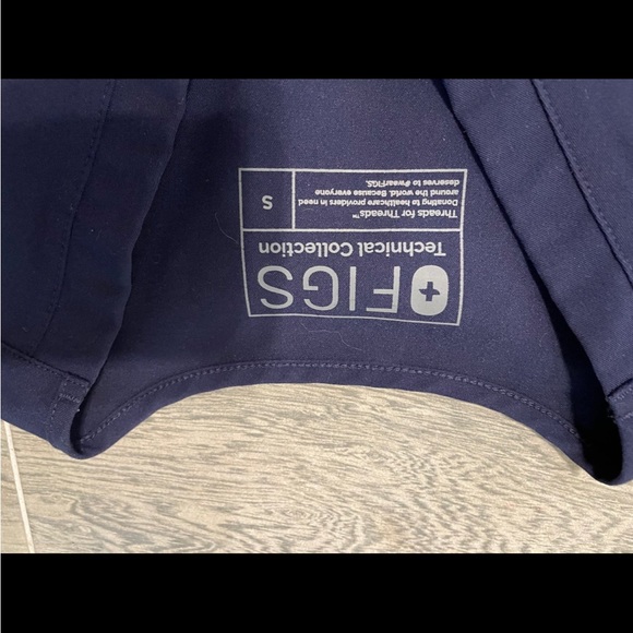 SOLD* Figs scrub top navy size SMALL - Picture 3 of 3